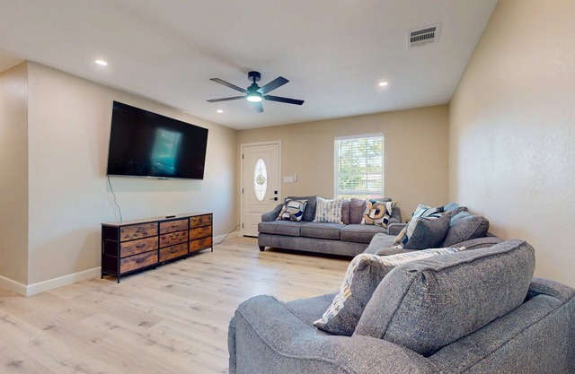 Renovated cozy house with full kitchen, WIFI - patio and backyard, dog-friendly