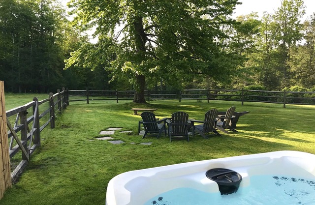 Renovated farmhouse, dogs friendly/ hot tub with a mountain view.