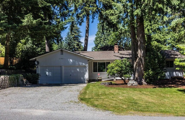 Renovated, fenced backyard, parks and trails, quiet, ideal for long term