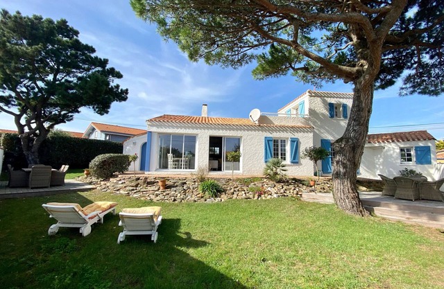 Casa renovada con terraza y jardín cercado a 30m del mar, aparcamiento, wifi