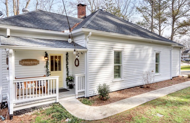 Renovated Historic 1910 Home 2 Min.Walk to Downtown Ball Ground & Wedding Venues