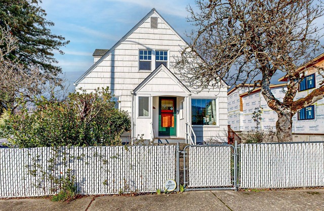Renovated home in central location w/ hot tub, theater, fast wifi & work desks