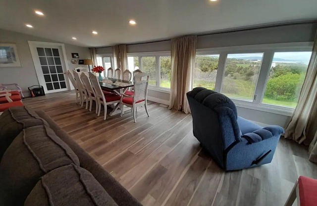 Renovated home with beautiful views of the sunset / dog friendly