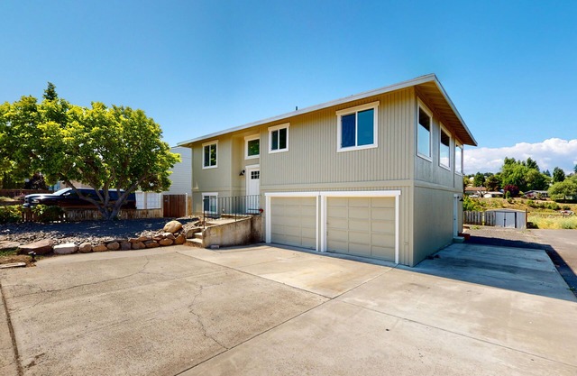Renovated home with panoramic river view, patio & AC