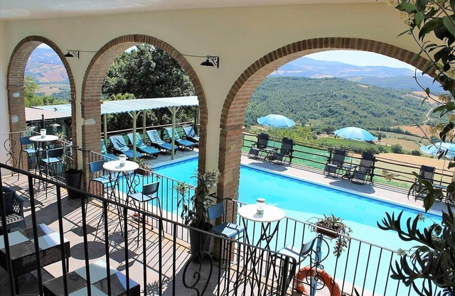 Casa de campo renovada con 7 apartamentos en el centro de la Toscana.