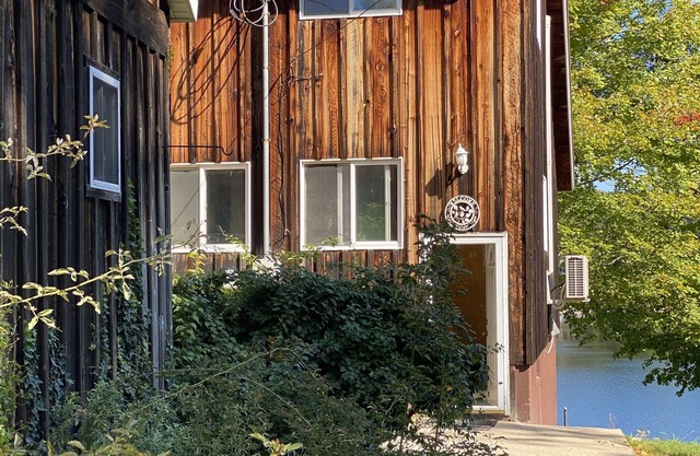 Renovated lake cabin w/ raised deck & screened in porch, close to town & skiing!