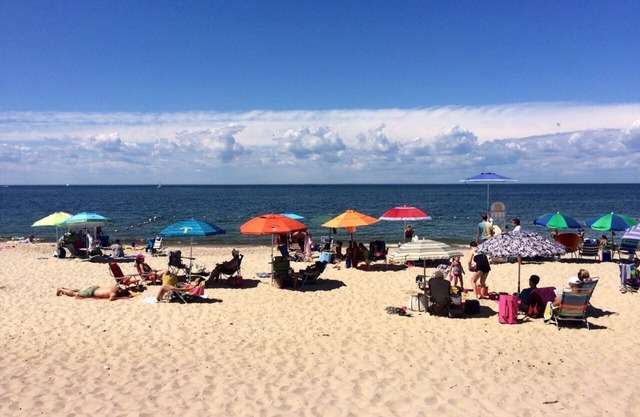 Pasos a la playa, relájese en nuestra casa de playa abierta y aireada