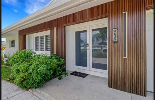 Renovated Modern Home with Big Pool & Ocean Access