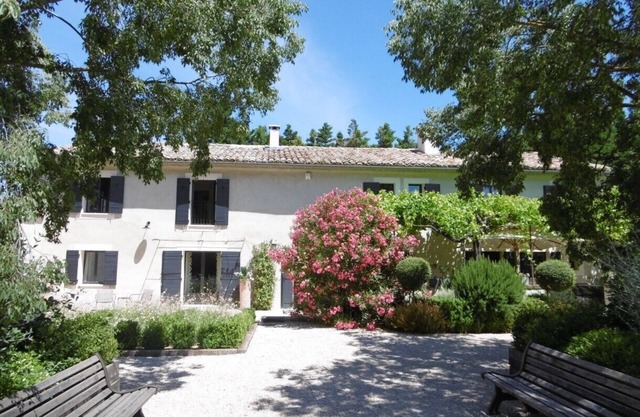 Renovated old farmhouse South Avignon, wooded park, swimming pool, tennis