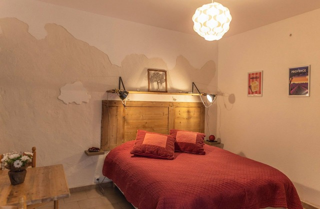 Renovated Provencal studio, in the heart of the village of Eyragues, beautiful flower-filled courtyard