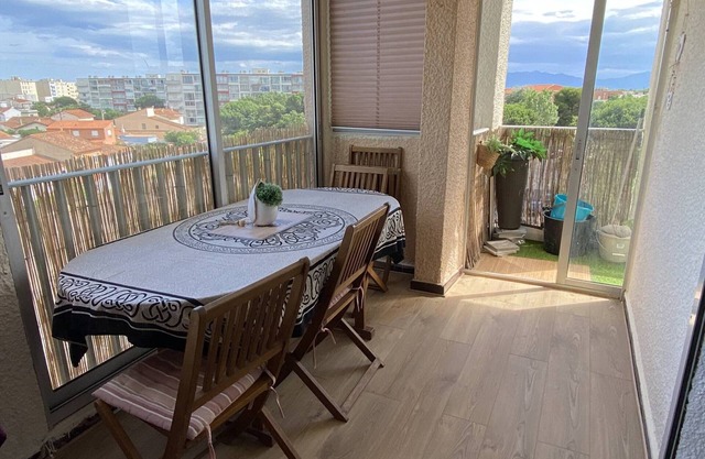 Apartamento renovado y tranquilo cerca de la playa con WiFi y aparcamiento privado