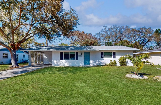 Renovated retreat - dog-friendly yard, AC & W/D - snowbirds welcome