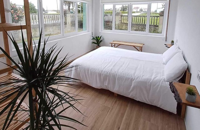 Casa rural reformada con jardín, a 5 minutos de playas.