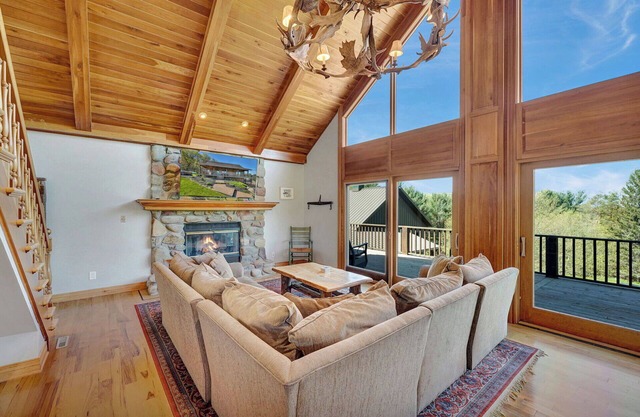 Renovated & Spacious Home, Wood Fireplace, Hot Tub