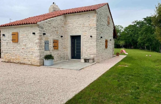 Renovated stone cottage with a pool and a large garden, relaxing getaway.