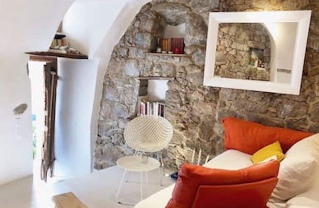 RENOVATED STONE VAULTS 8 minutes from the beach