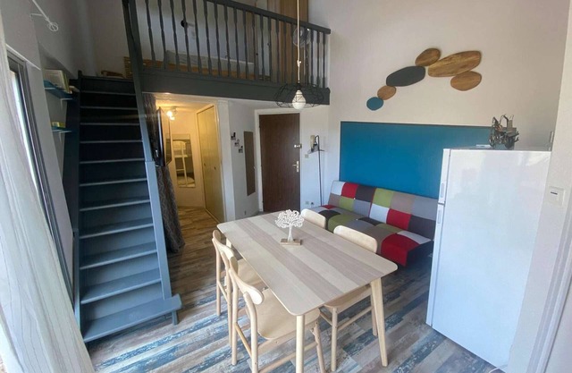 Estudio renovado con cabina y altillo, terraza, aparcamiento privado, mascotas permitidas