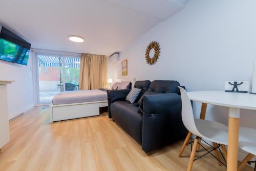 Renovated Studio w Parking Queen Bed and Sofa Bed