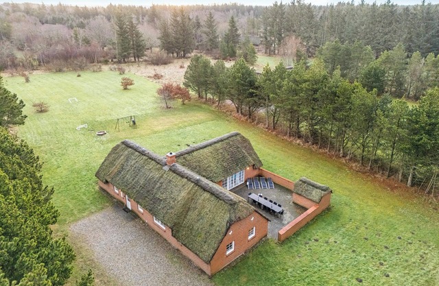 Renovated thatched pool house by the North Sea for 16 people.