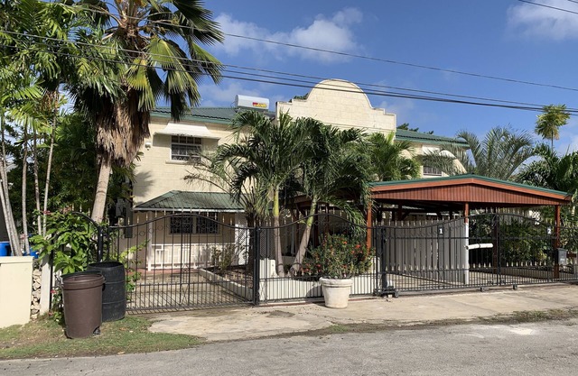 Casa renovada con piscina, a 1 minuto a pie de la hermosa playa de Brandon