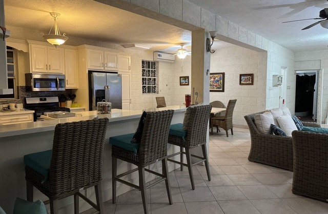 Renovated Townhouse with large pool, 1 min walk to Beautiful Brandon’s Beach