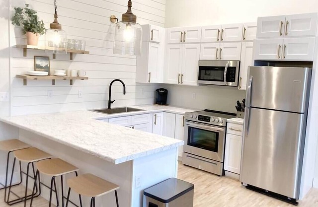 Renovated Townhouse On The Water #4