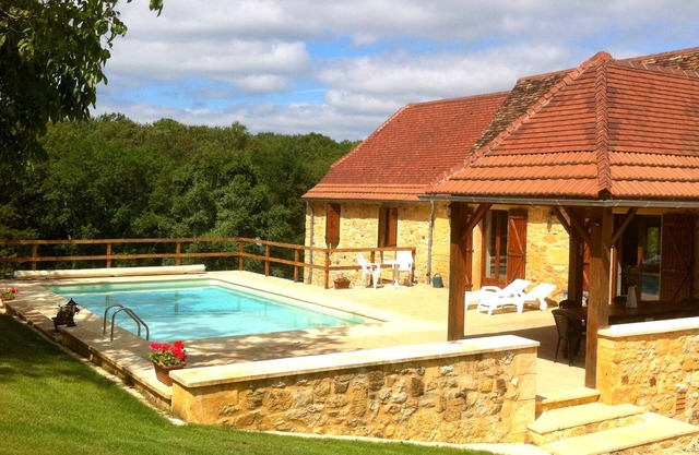 Casa de piedra tradicional renovada con piscina privada de agua salada