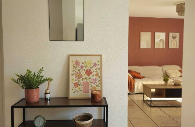Renovated village house apartment with garage 10 minutes from the beach!