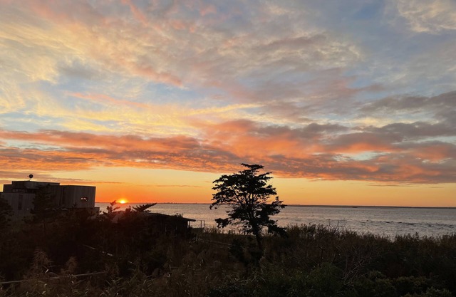 Renovated w/hot tub great sunset view, 5 minute walk to beach