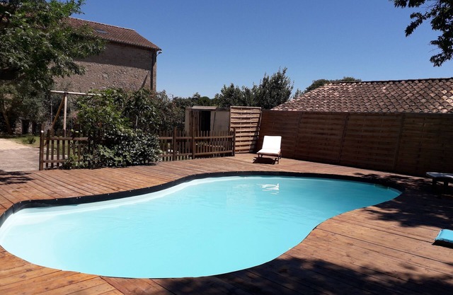 RENOVATED WINEGROWER'S HOUSE SLEEPS 8 BETWEEN SEA AND MOUNTAINS; SWIMMING POOL GARDEN
