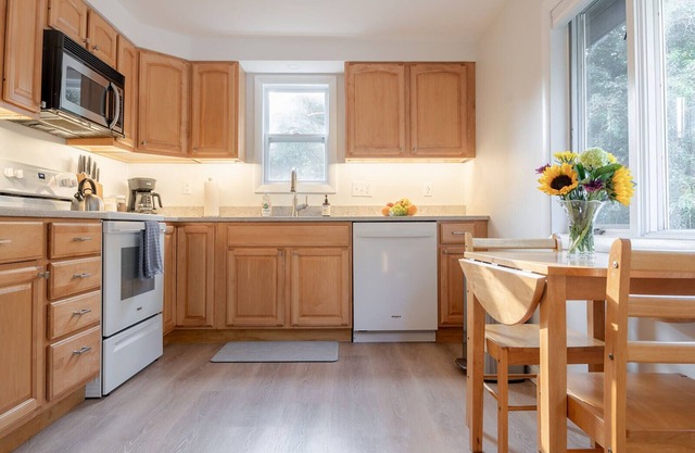Renovated York Harbor home. Walk to the beach and Cliff Walk.
