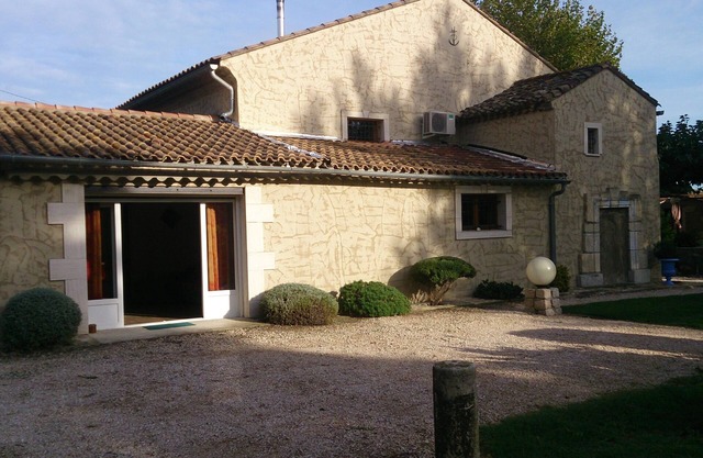 Alquilo apartamento de 2 habitaciones de 50 m2 en casa rural provenzal.