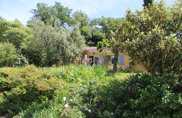Cottage, al pie del Luberon, con magníficas vistas de las montañas y los viñedos