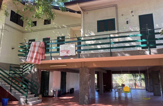 Rent a villa 450 square meters and a chalet 60 square meters Catania