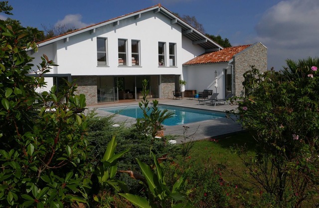 Rent an architect's villa with direct access to the Arcangues golf course (Basque Country)