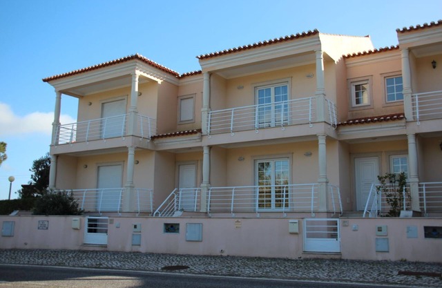 ALQUILO CASA TIPO 4 EN CONDOMINIO CON PISCINA.