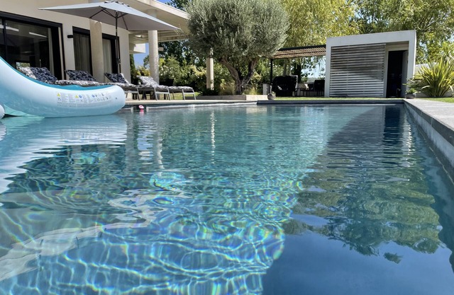 Nueva villa de arquitecto en alquiler Aix en Provence (Cabries) para 8 personas