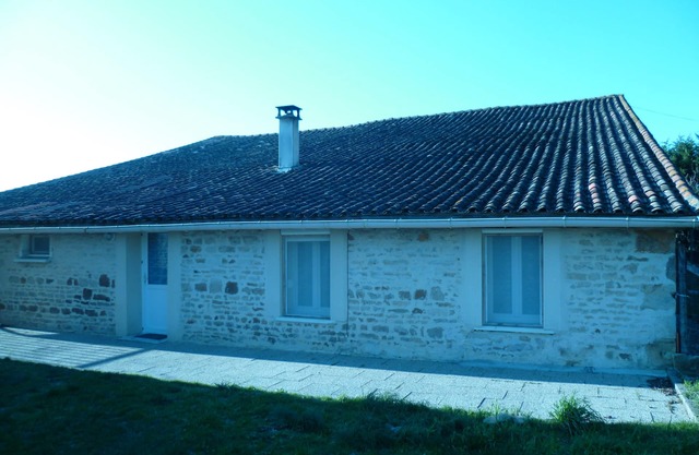 Rental country house not overlooked with private enclosed garden parking