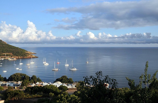 Alquiler de 2 a 8 pers. Vista sobre el golfo de Galéria, playa a 300m, terraza de 70m2.