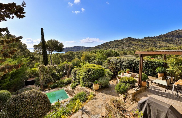 Rented Villa classified 4* -4/5 beds private swimming pool & sea view 400m from the beach
