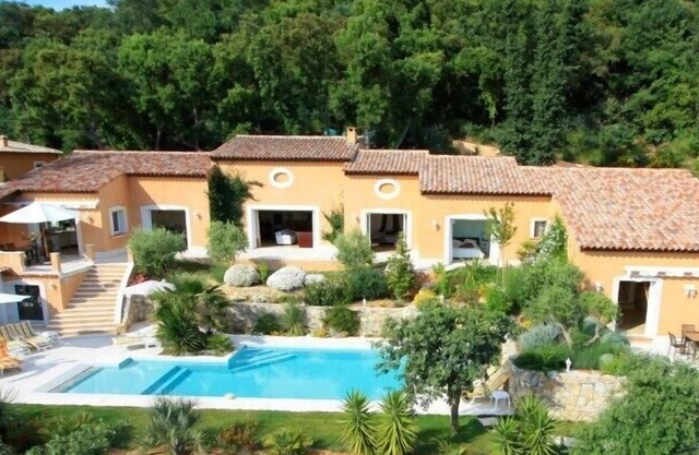 Villa en alquiler en el Golfo de St Tropez en Grimaud con piscina en una granja provenzal