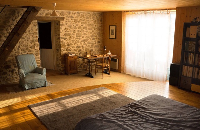 El alquiler de una casa de la familia y el jardín en un pueblo de la costa de Vendée