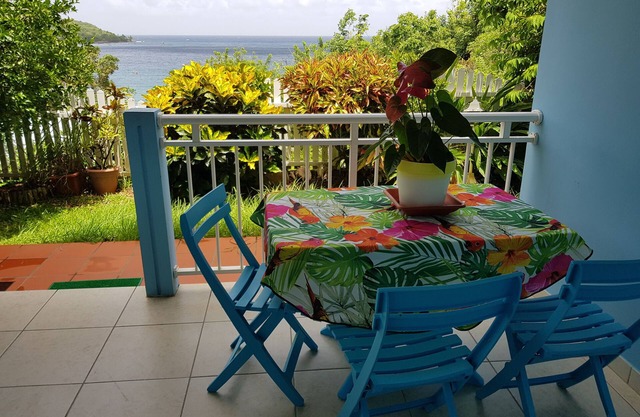 Alquilar un apartamento turístico amueblado con vista al mar.
