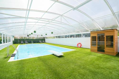 RentMySpaHome with Swimming Pool Hottub and Sauna