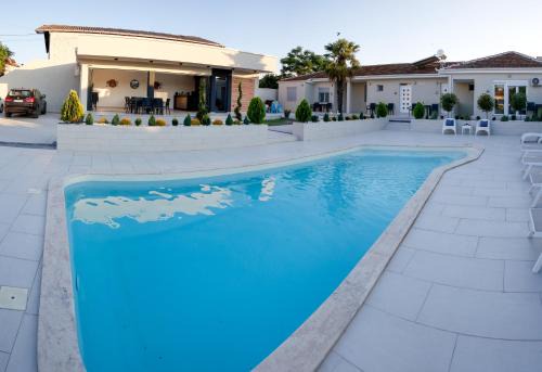 Reshkov Pool Apartments