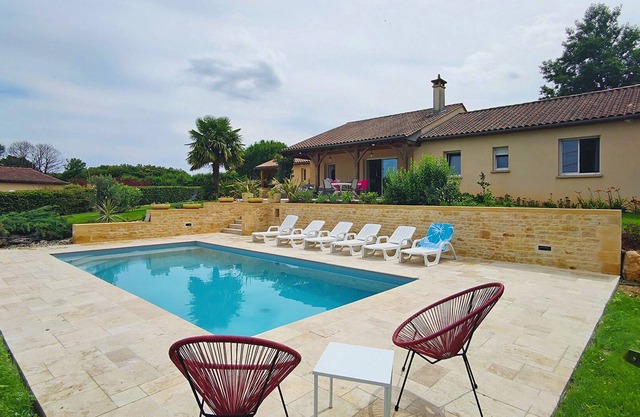 Residence Pesquier Périgord, heated swimming pool