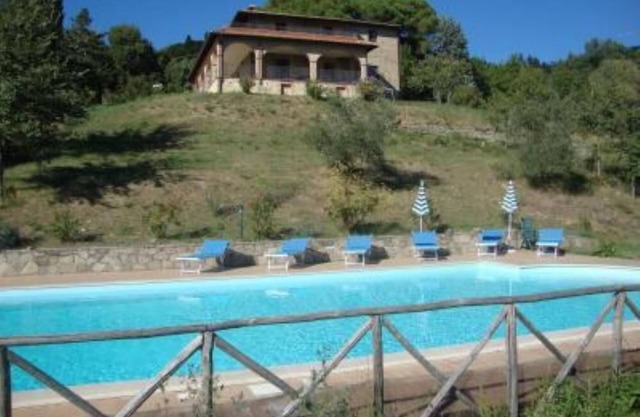 Residence 15 m long with an extra Roman staircase of 3 m, beautifully situated below