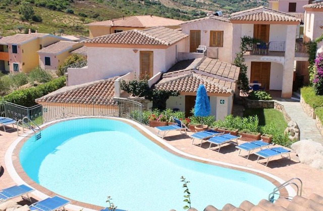 Residence con piscina a Tanaunella a 1500 m dal mare
