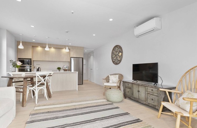 RESIDENCE DE LA MER - OREWA HOLIDAY APARTMENT, pet friendly in Orewa