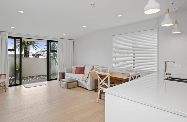Residence De La Mer - Orewa Holiday Home